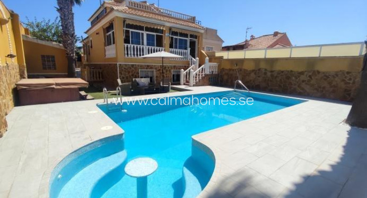 Villa - Sprzedaż - Torrevieja - Aguas Nuevas