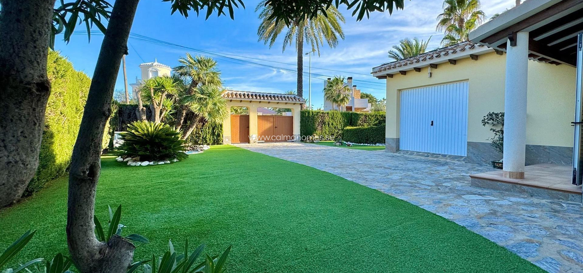 Resale - Villa -
Cabo Roig