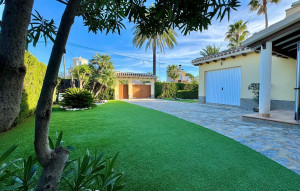Resale - Villa -
Cabo Roig
