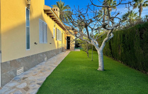 Resale - Villa -
Cabo Roig