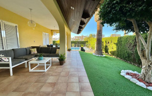 Resale - Villa -
Cabo Roig