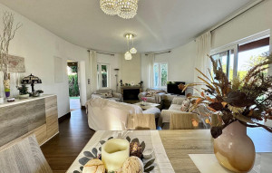 Resale - Villa -
Cabo Roig
