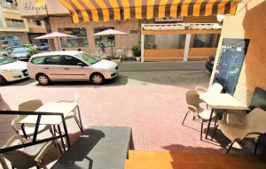 Sprzedaż - Commercial Unit -
Torrevieja - Habaneras